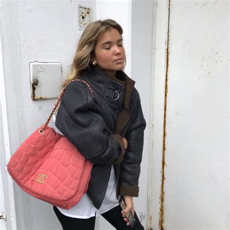 matilda djerf pink Chanel bag